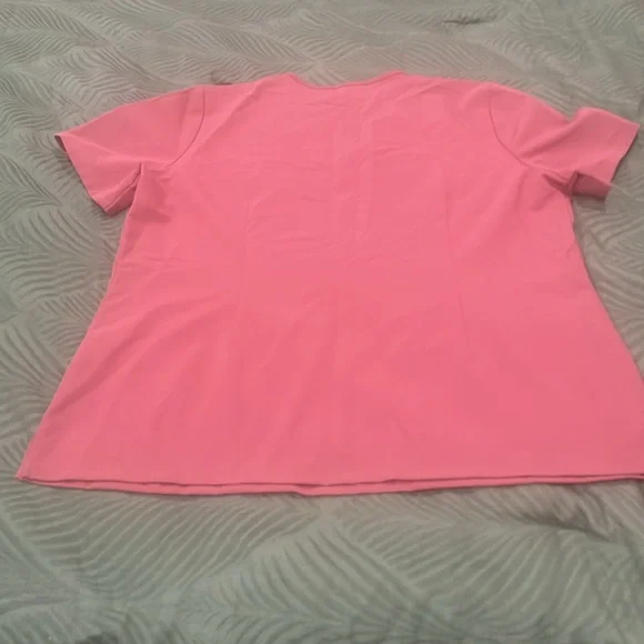 Figs mauve two pocket scrub top. Excellent condition. - Picture 7 of 9